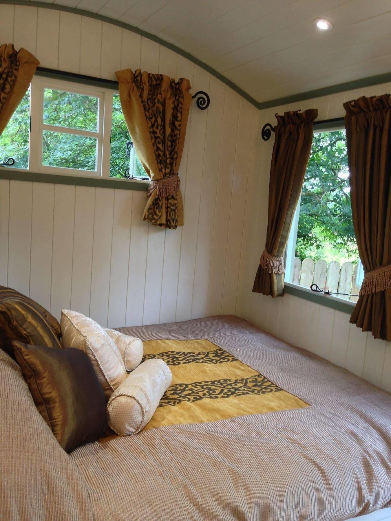 Posh Huts Farmstay Falstone Exterior photo